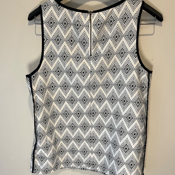 Banana Republic white and black sleeveless size small blouse - Picture 2 of 2
